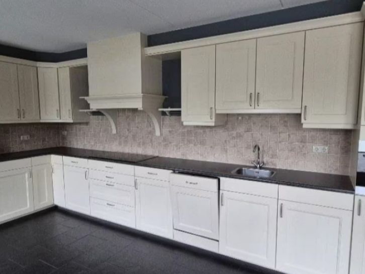 4. Duża kuchnia w stylu rustykalnym 